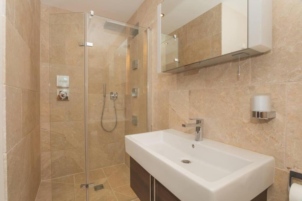 Stylish Penthouse Apartment With Hot Tub باث المظهر الخارجي الصورة