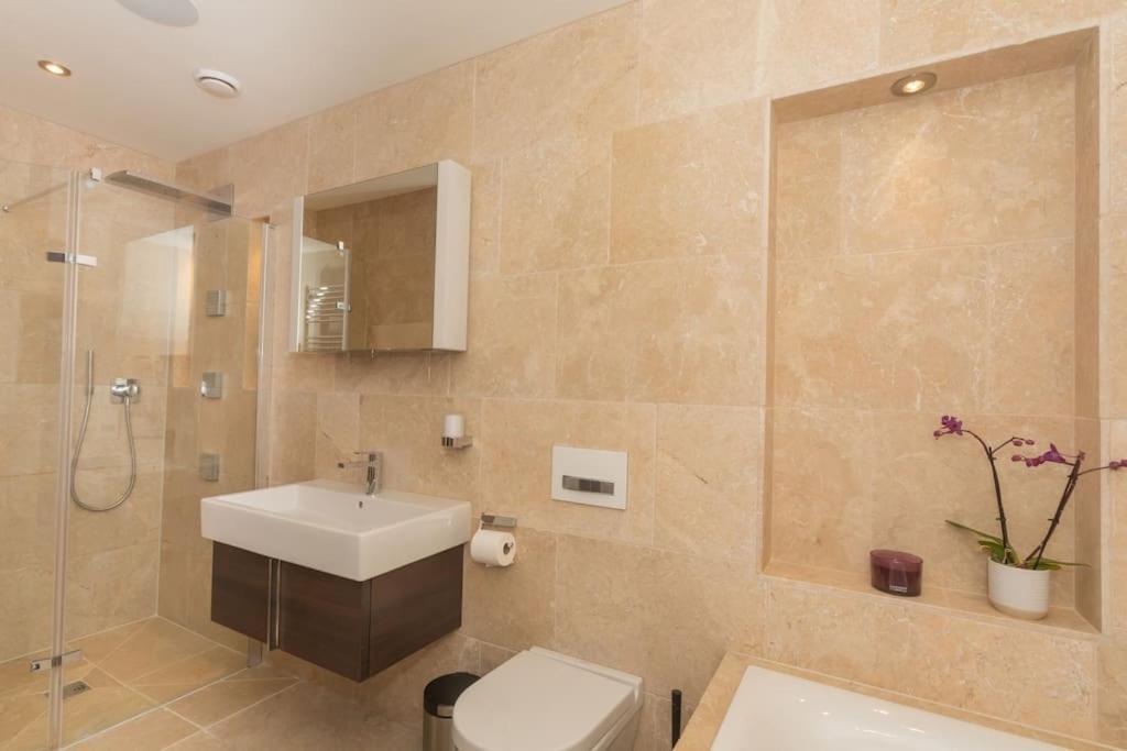 Stylish Penthouse Apartment With Hot Tub باث المظهر الخارجي الصورة
