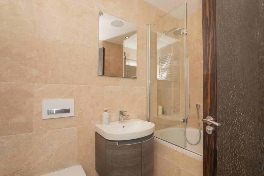 Stylish Penthouse Apartment With Hot Tub باث المظهر الخارجي الصورة
